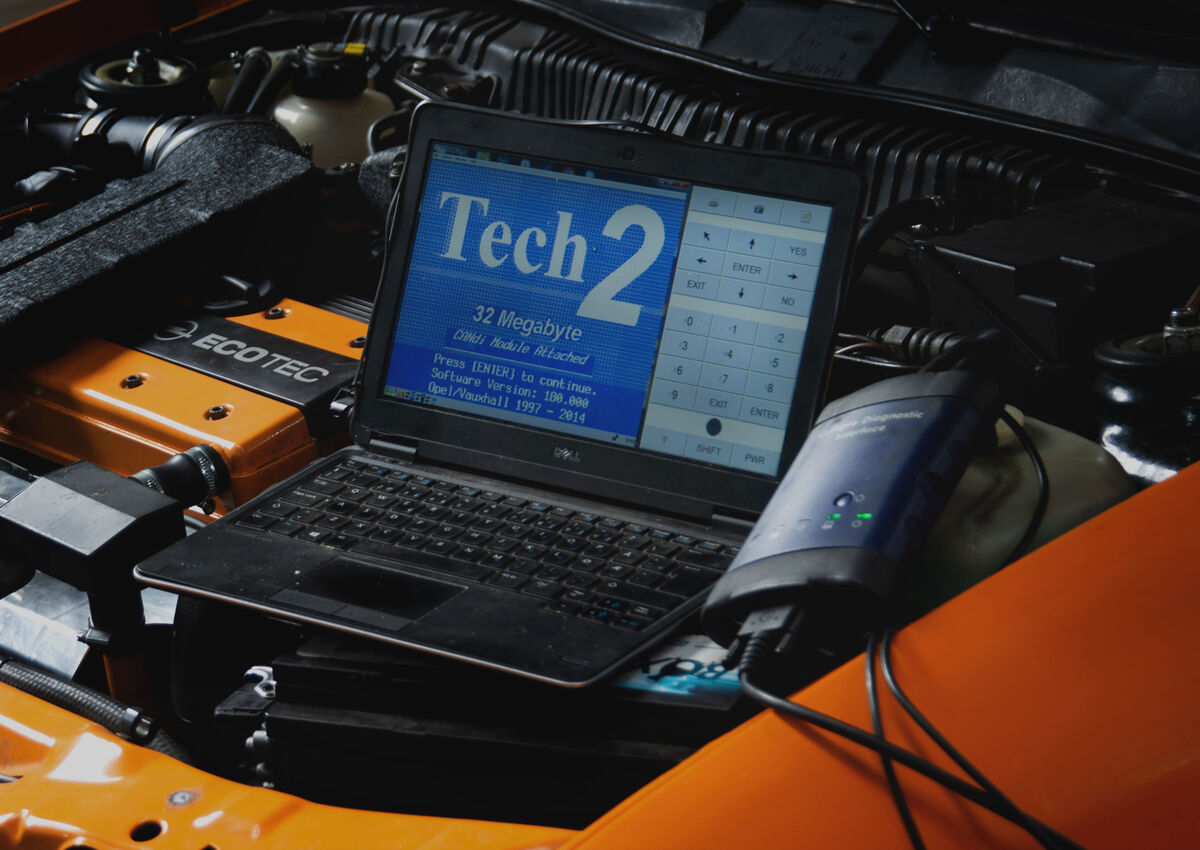 Laptop Tech2 conectat la motor Opel Ecotec - diagnosticare electronică Service Opel Cluj