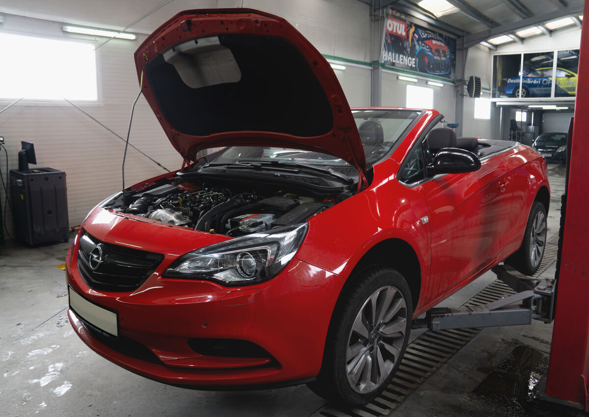 Opel Cascada pe lift în service - întreținere periodică Service Opel Cluj