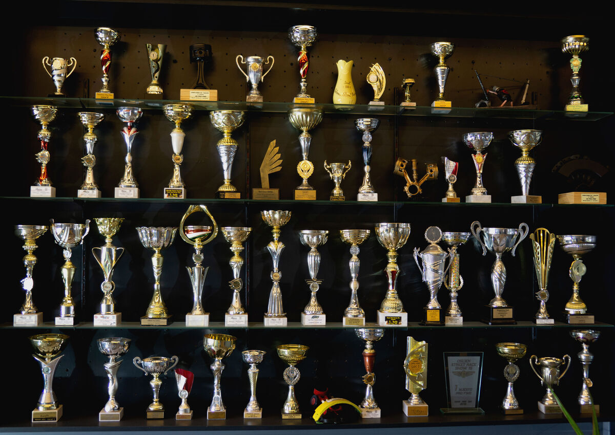 Vitrina cu trofee și premii din competiții auto - Service Opel Cluj